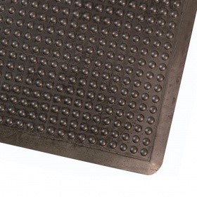 Corner product image of the solid bubble mat which is made entirely of rubber and is great for any wet or dry workplace 